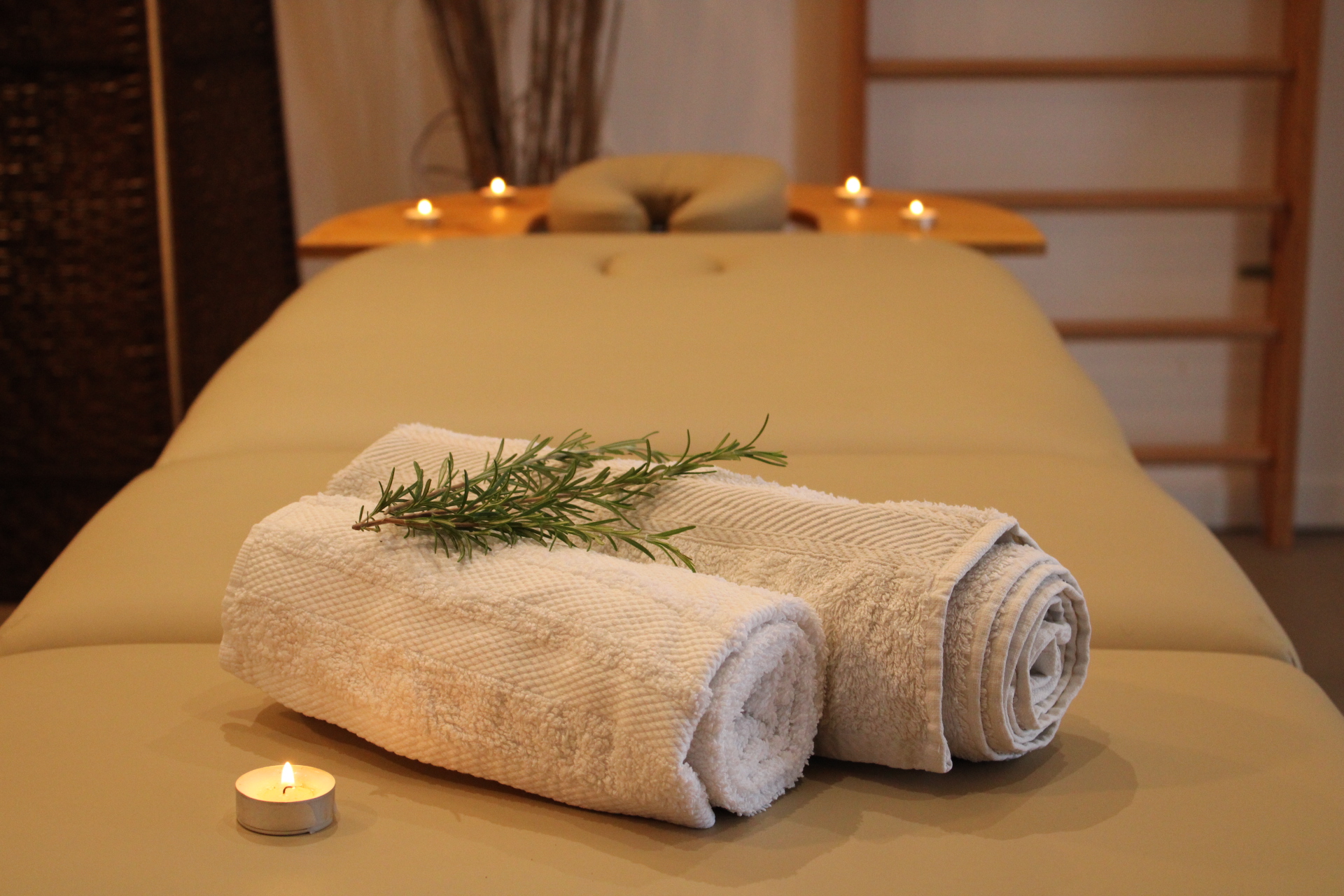 Table de massage avec serviettes blanches