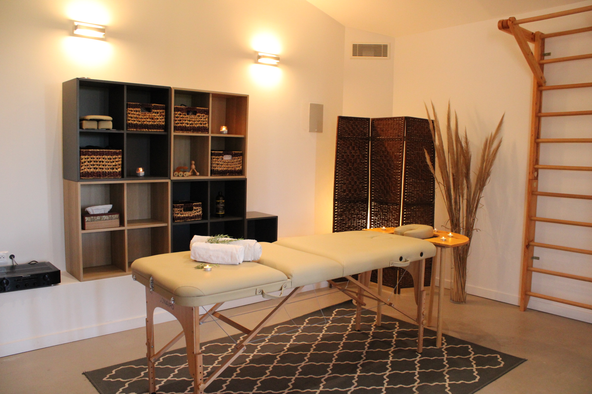 espace massage et bien-être avec table de massage