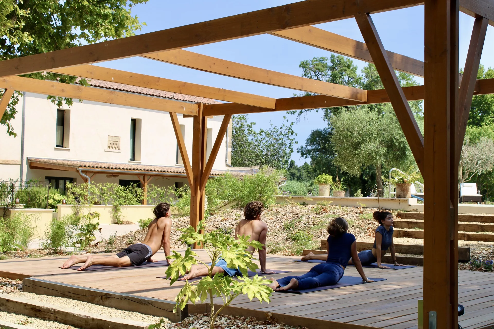 Séance de yoga en groupe sur le deck en bois