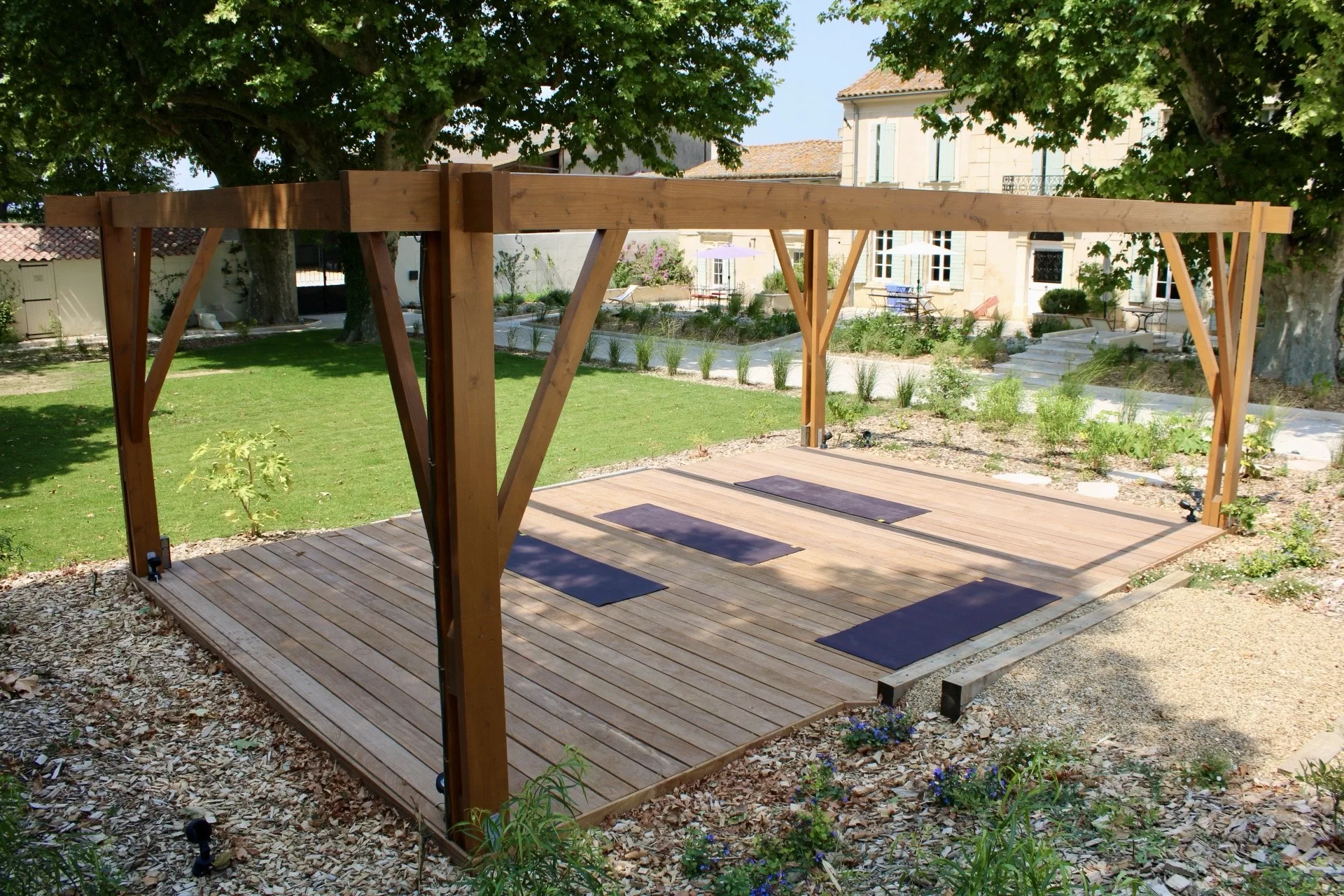 Deck de yoga en bois avec tapis, Mas de l’Hermitage