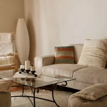 Salon du gîte Crau avec canapé confortable, table basse, fauteuil et poufs